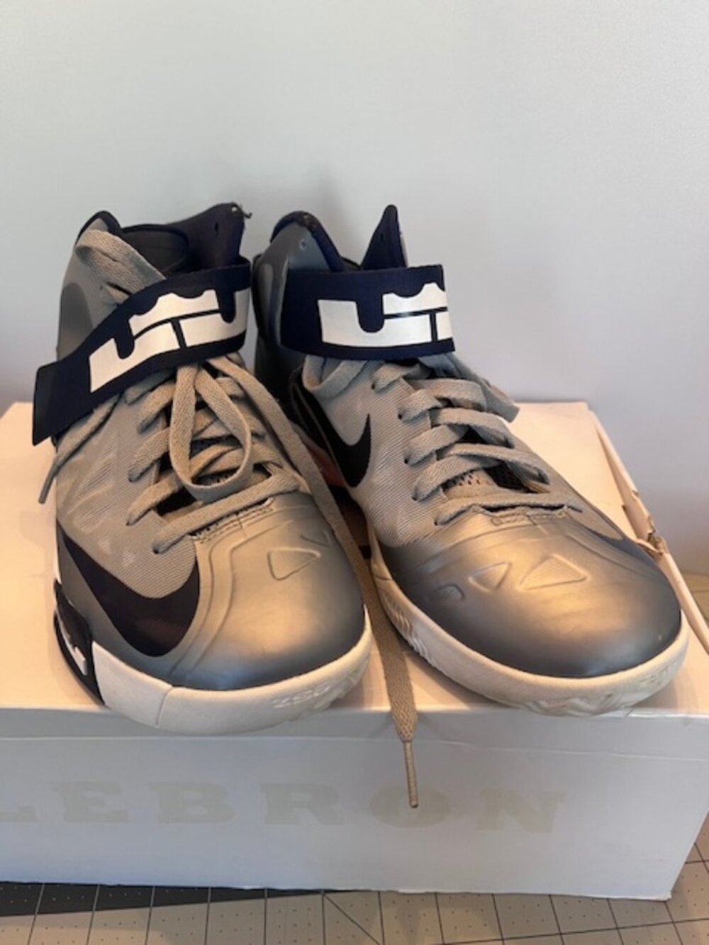 Nike LeBron Soldier 9 basketball sneaker high-top gray blue white Men 8.5 IN BOX